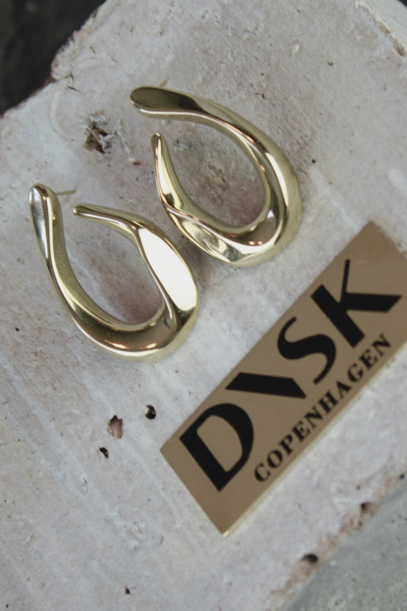 Courage V-form Statement ørestikker - forgyldt